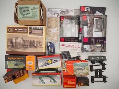 Lot 96 - A group of mostly OO gauge accessories and...