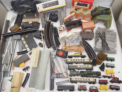 Lot 122 - A large collection of OO gauge model railways...