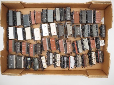 Lot 124 - A tray of OO gauge unboxed wagons by various...