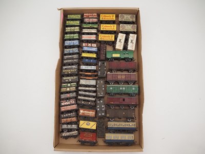 Lot 126 - A tray of OO gauge unboxed wagons and coaches...