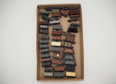 Lot 127 - A tray of OO gauge unboxed wagons by various...