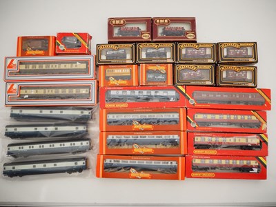 Lot 146 - A group of mostly boxed OO gauge rolling stock...