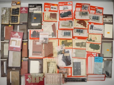 Lot 153 - A large quantity of OO gauge plastic building...