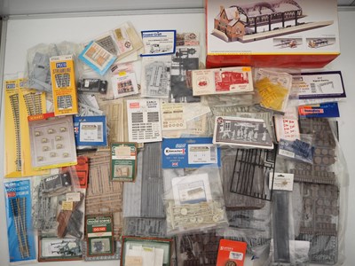 Lot 157 - A selection of OO gauge PECO Streamline points...