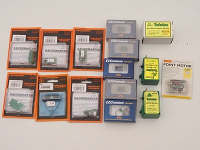 Lot 162 - A group of OO gauge DCC decoders, DCC...