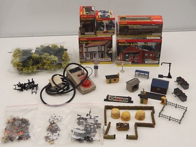 Lot 164 - A group of HORNBY OO gauge Skaledale buildings...