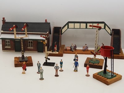 Lot 195 - A group of unboxed G gauge buildings, figures...