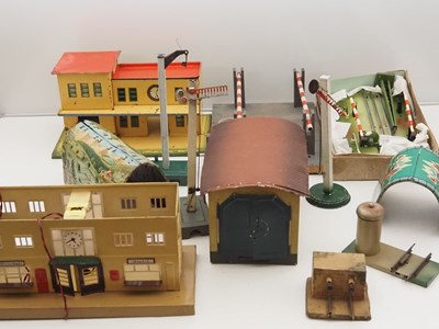 Lot 199 - A group of European production O gauge vintage...
