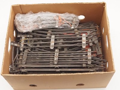 Lot 200 - A large box of vintage O gauge 2 and 3-rail...