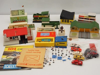 Lot 291 - TRI-ANG MINIC MOTORWAYS - A quantity of cars,...