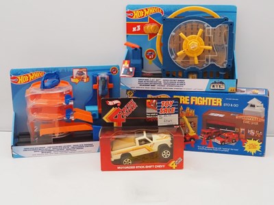 Lot 513 - MATTEL HOT WHEELS accessories and playsets...