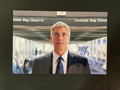 Lot 555 - A photograph of GEORGE CLOONEY, autographed in...
