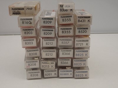 Lot 10 - A large quantity of empty N gauge wagon and...