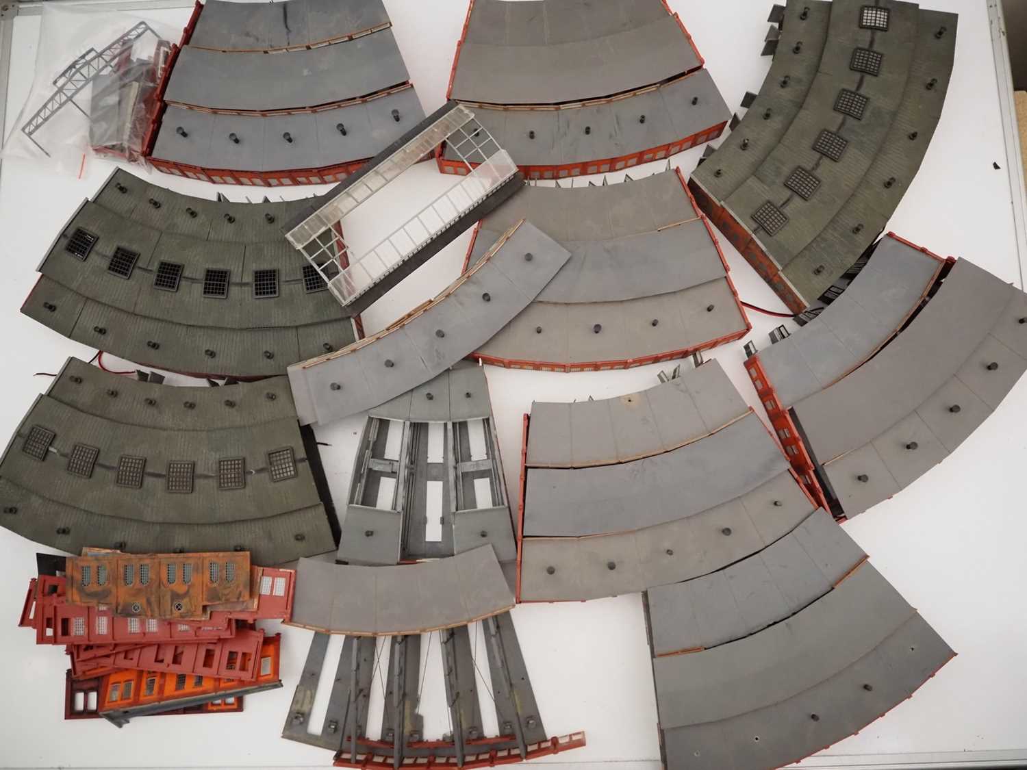 Lot 13 - A large group of ARNOLD N gauge roundhouse...