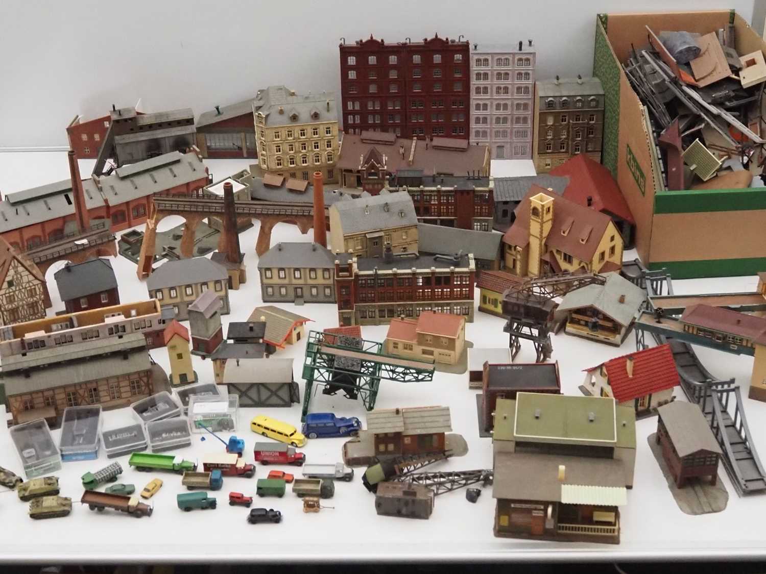 Lot 15 - A large quantity of N gauge built plastic kits...