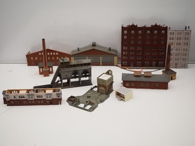 Lot 15 - A large quantity of N gauge built plastic kits...