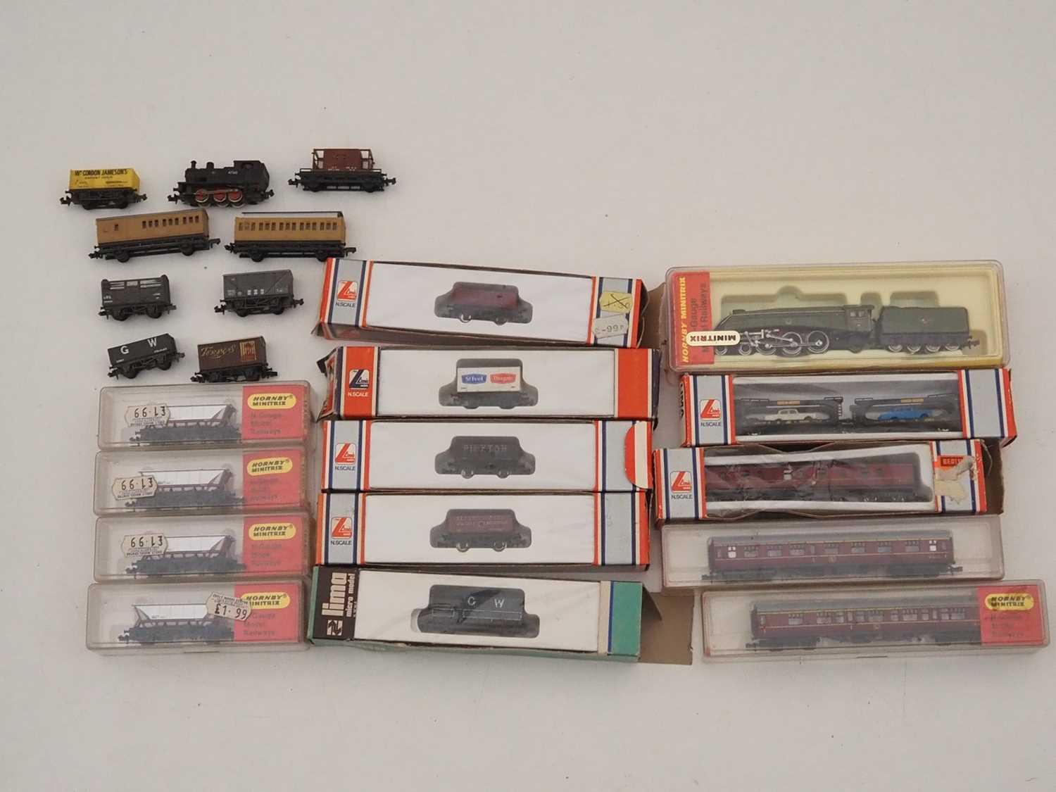 Lot 17 - A group of boxed and unboxed British outline N...