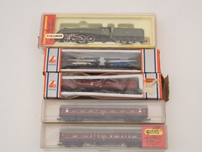 Lot 17 - A group of boxed and unboxed British outline N...