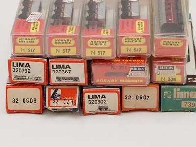 Lot 17 - A group of boxed and unboxed British outline N...