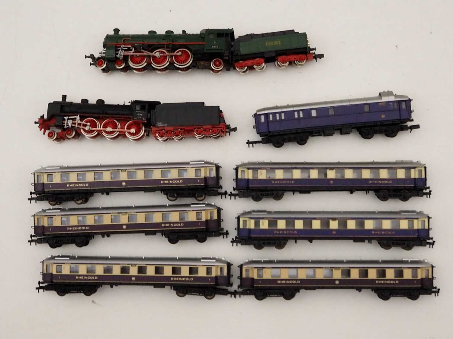 Lot 20 - A group of ARNOLD N gauge rolling stock...