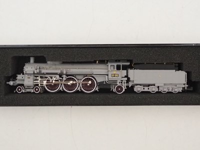 Lot 28 - A pair of German outline N gauge steam...