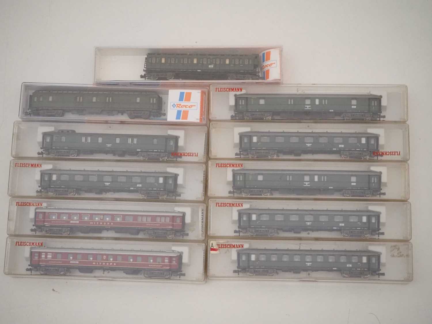 Lot 34 - A group of German outline N gauge passenger...