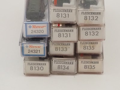 Lot 34 - A group of German outline N gauge passenger...