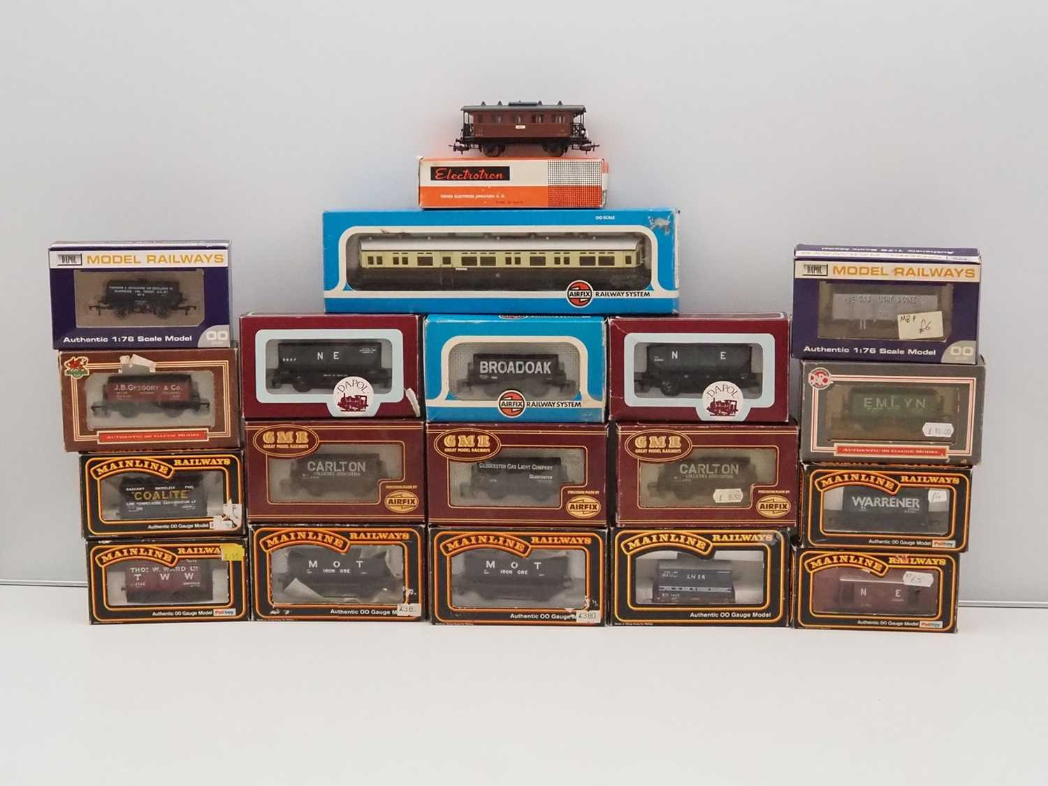 Lot 59 - A quantity of OO gauge wagons by DAPOL, AIRFIX...
