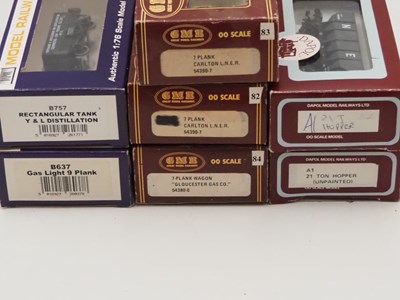 Lot 59 - A quantity of OO gauge wagons by DAPOL, AIRFIX...