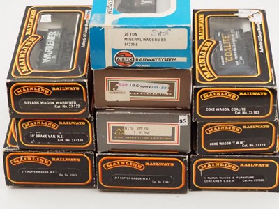Lot 59 - A quantity of OO gauge wagons by DAPOL, AIRFIX...