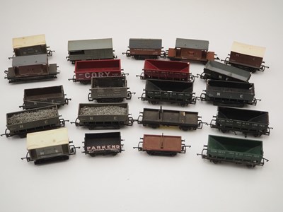 Lot 73 - A quantity of boxed and unboxed OO gauge...