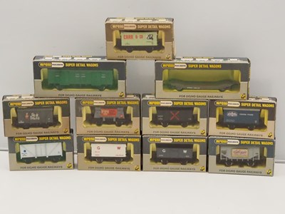 Lot 118 - WRENN - A group of mixed OO gauge wagons - VG...