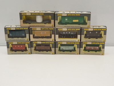 Lot 119 - WRENN - A group of mixed OO gauge wagons - VG...