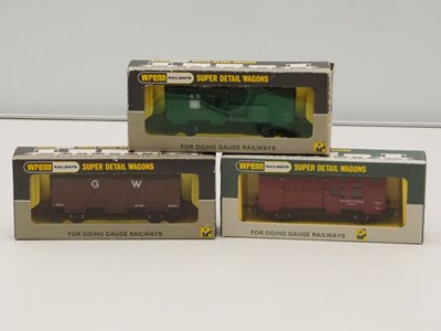 Lot 121 - WRENN - A selection of rarer issue OO gauge...