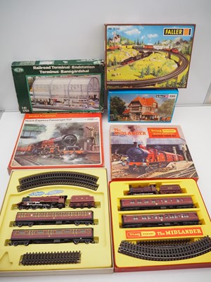 Lot 147 - A pair of TRI-ANG HORNBY OO gauge train sets...