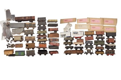 Lot 150 - A group of O gauge tinplate and wooden wagons...