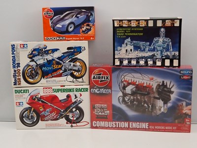 Lot 202 - A group of mixed plastic kits comprising 2x...