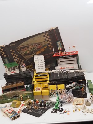 Lot 250 - SCALEXTRIC - A collection of vintage 1960s...
