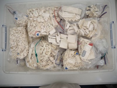 Lot 261 - LEGO: Unboxed mostly white LEGO bricks and...