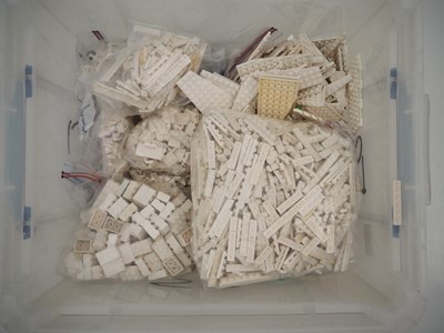 Lot 271 - LEGO: Unboxed mostly white LEGO bricks and...