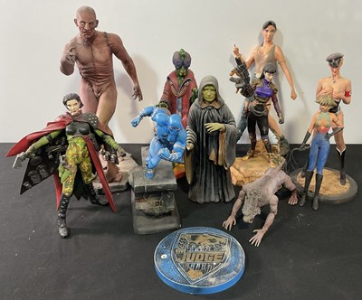 Lot 395 - A mixed group of resin kit models, including...
