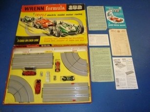 Lot 100 - VINTAGE TOYS: A WRENN Formula 152 set 3A slot...