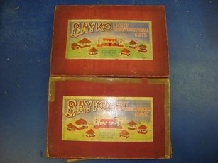 Lot 102 - VINTAGE TOYS: A pair of BAYKO construction...