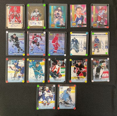 Lot 493 - HOCKEY - 17 Autograph trading cards comprising...