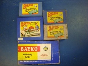 Lot 105 - VINTAGE TOYS: A group of BAYKO construction...