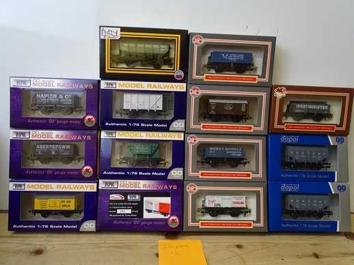 Lot 13 - OO GAUGE MODEL RAILWAYS: A group of boxed...