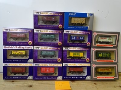 Lot 14 - OO GAUGE MODEL RAILWAYS: A group of boxed...