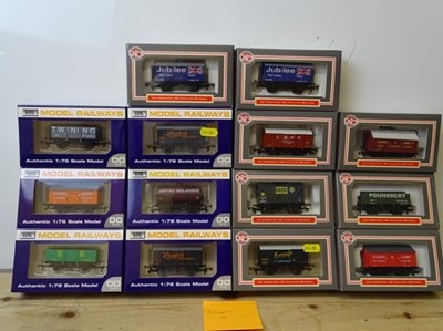 Lot 16 - OO GAUGE MODEL RAILWAYS: A group of boxed...