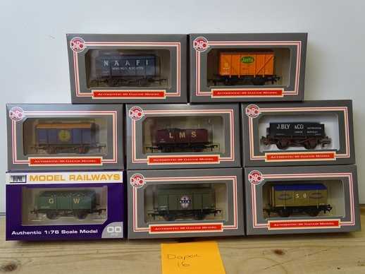 Lot 17 - OO GAUGE MODEL RAILWAYS: A group of boxed...