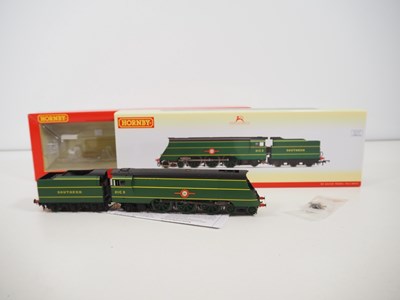 Lot 66 - HORNBY OO gauge R3435 Merchant Navy Class...